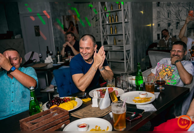 Если ещё сомневаешься, идти в пятницу на караоке-вечеринку или нет - просто посмотри это видео 😍